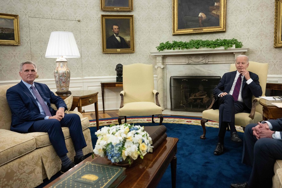 Kevin McCarthy e Joe Biden durante encontro no Salão Oval da Casa Branca em 9 de maio