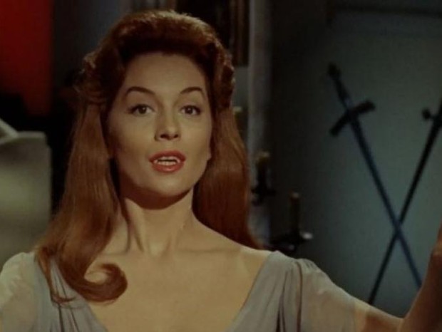 Barbara Shelley em cena do filme Drácula, o Príncipe das Trevas (1966) (Foto: Reprodução/Twitter)