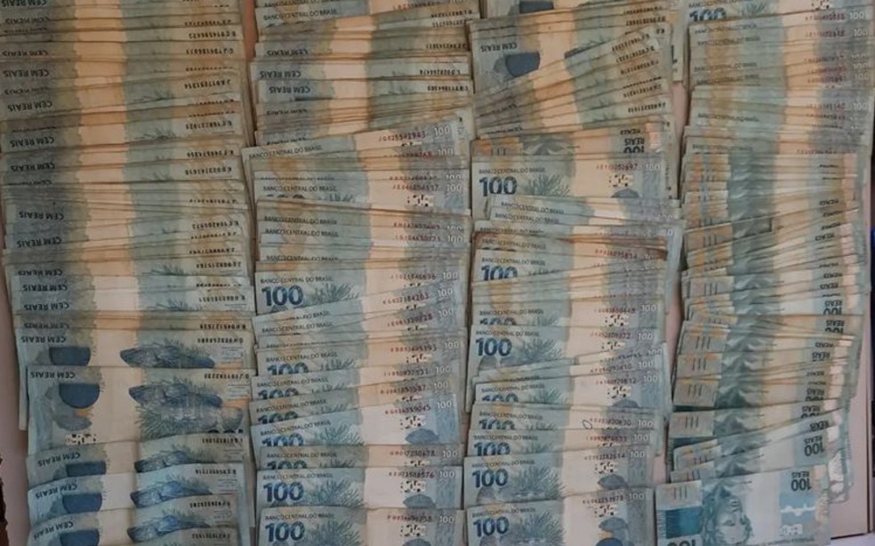 C&eacute;dulas foram apreendidas com suspeito de furtar ag&ecirc;ncia banc&aacute;ria em Barreiras &mdash; Foto: Divulga&ccedil;&atilde;o/SSP