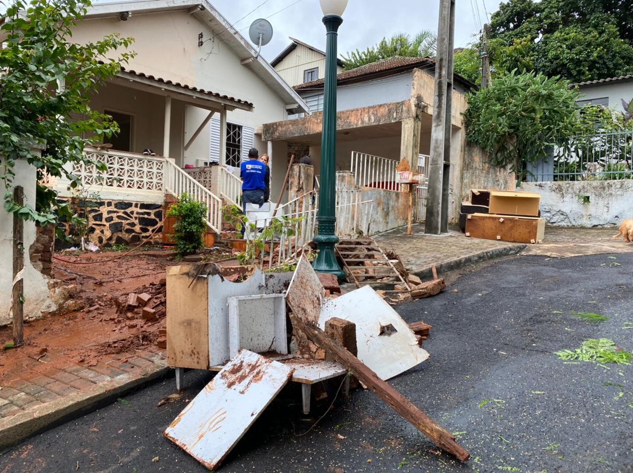 Temporal alaga e interdita 30 casas, em Cornélio Procópio; posto de saúde tem prejuízos e suspende atendimento