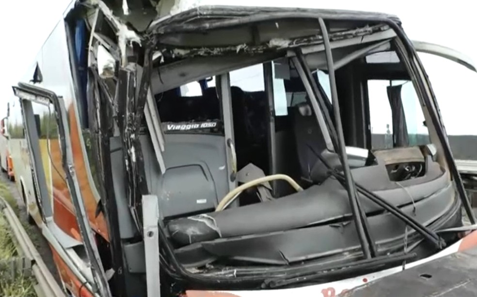 Acidente entre dois ônibus na BR-324 — Foto: Reprodução/TV Bahia