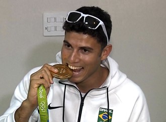 Thiago Braz, medalha, Marília (Foto: Reprodução / TV TEM)