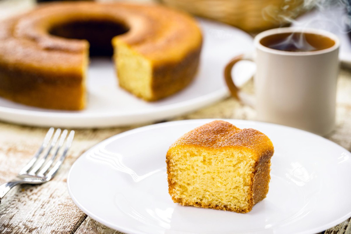 Bolo de fubá simples e fofinho | Plug | Receitas