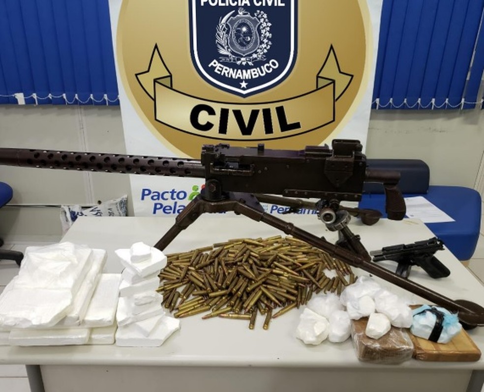 Além da metralhadora e da munição, polícia de Pernambuco apreendeu cocaína e pasta base — Foto: Polícia Civil/Divulgação