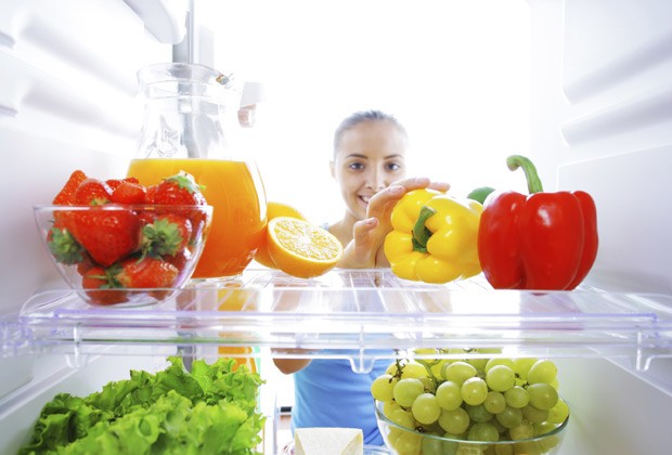 Uma geladeira abastecida com alimentos saudáveis é essencial para evitar a tentação do delivery ou da comida pronta (Foto: Think Stock)