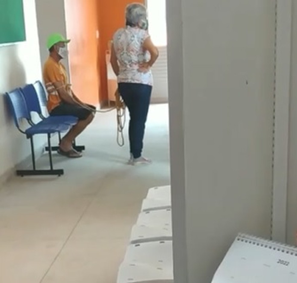Colegas viralizam aps vdeo de homem amarrado por mulher para tomar vacina em Alagoas  Foto: Reproduo
