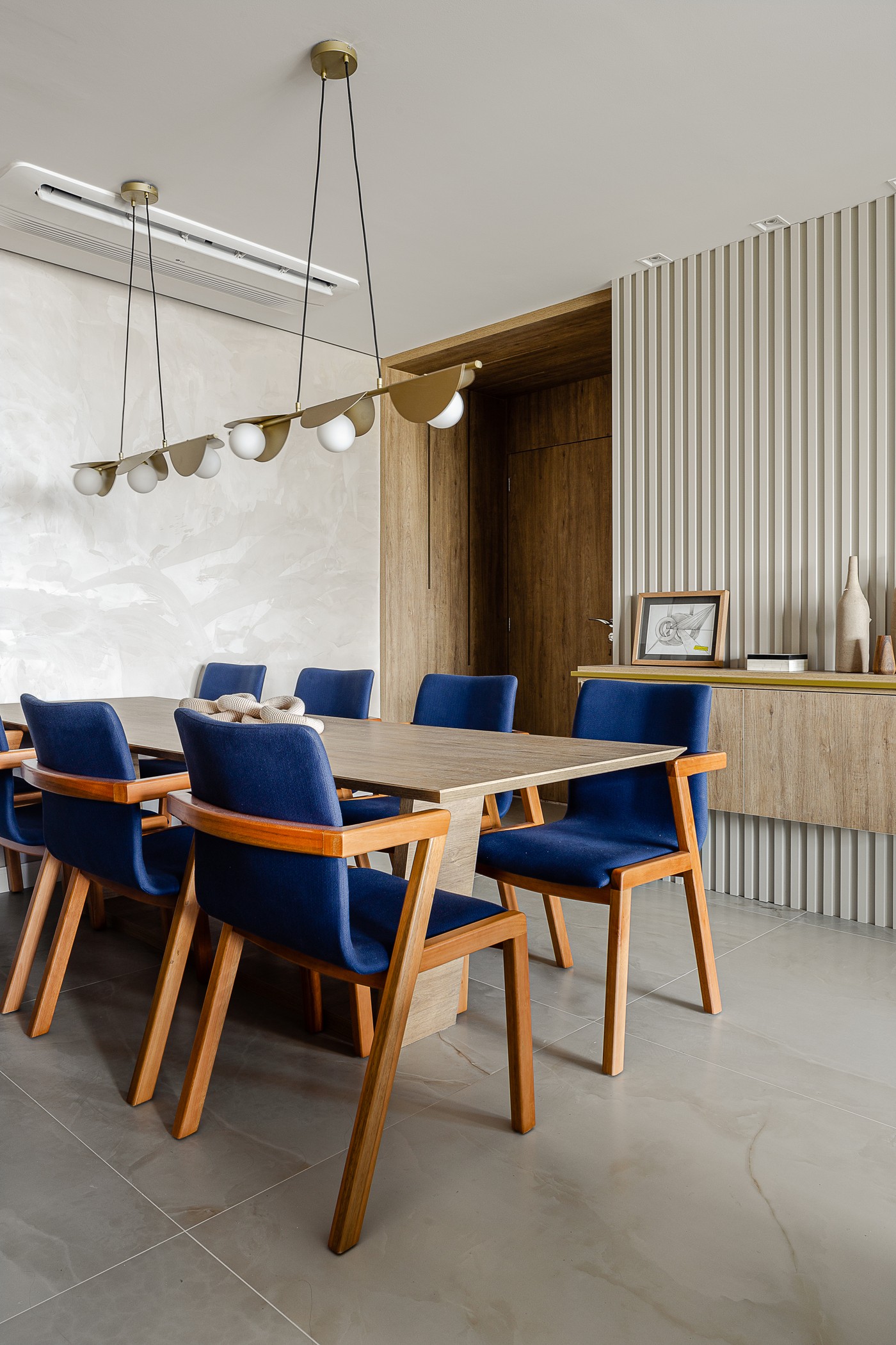 Décor do dia: sala de jantar com madeira e cadeiras azuis (Foto: Ricardo Faiani)