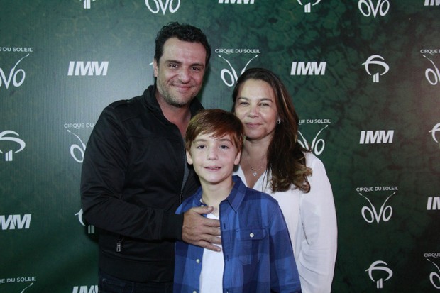 Rodrigo Lombardi com a mulher e o filho (Foto: Wallace Barbosa/AgNews)