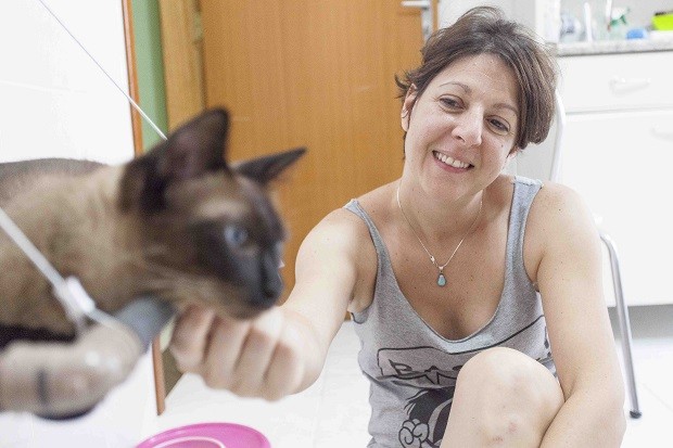 Andrea Cosentino, fundadora da Bigodiva: empresa nasceu vendendo camas suspensas para gatos (Foto: Divulgação)