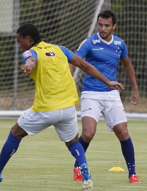 Aos elogios, Marcelo Oliveira sinaliza escalação de Charles neste domingo
