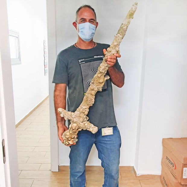 Espada de 900 anos que pertenceu a um cavaleiro das Cruzadas foi encontrada despretensiosamente pelo mergulhador  Shlomi Katzin, nas profundezas da praia de Carmel, no norte de Israel  (Foto: Nir Distelfeld)