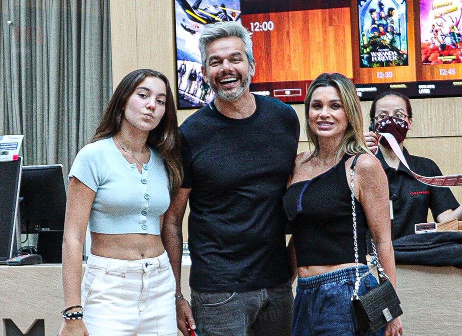 Otaviano Costa e Flávia Alessandra vão ao cinema com a filha, Olivia