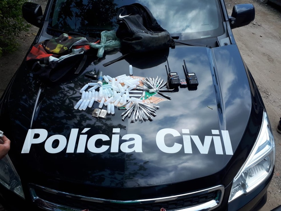 Mochila com drogas e rádios comunicadores estavam com homem que atirou nos policiais. — Foto: Rodrigo Nardelli/TV Tribuna