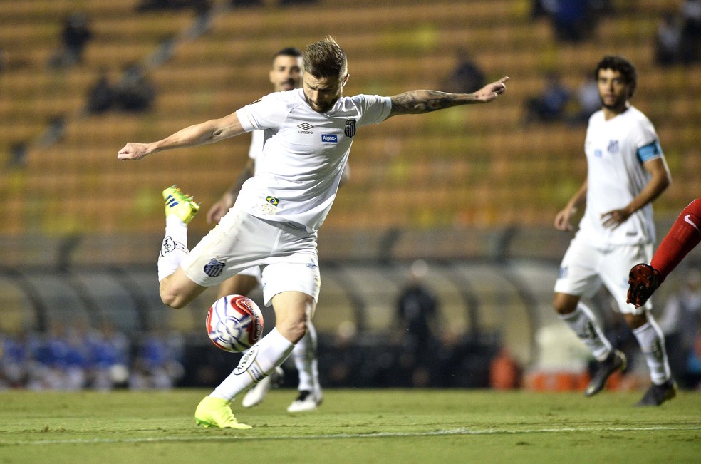 Eduardo Sasha em ação contra o RB Brasil — Foto: Marcos Ribolli