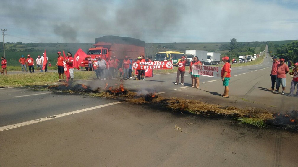 Integrantes da Frente Nacional de Luta (FNL) interditam rodovia Raposo Tavares em Itapetininga (SP). (Foto: Adolfo Lima/TV TEM)