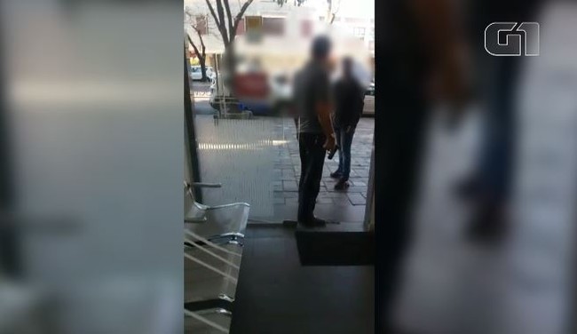 Homem surta e saca arma após mulher pedir para ele colocar a máscara no rosto em BH