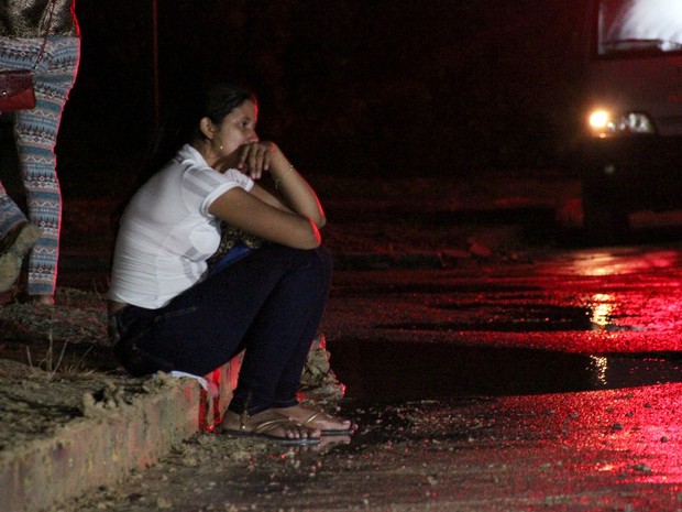 Parente de detento chora enquanto aguardava notícias do lado de fora do CDPM (Foto: Jamile Alves/G1 AM)