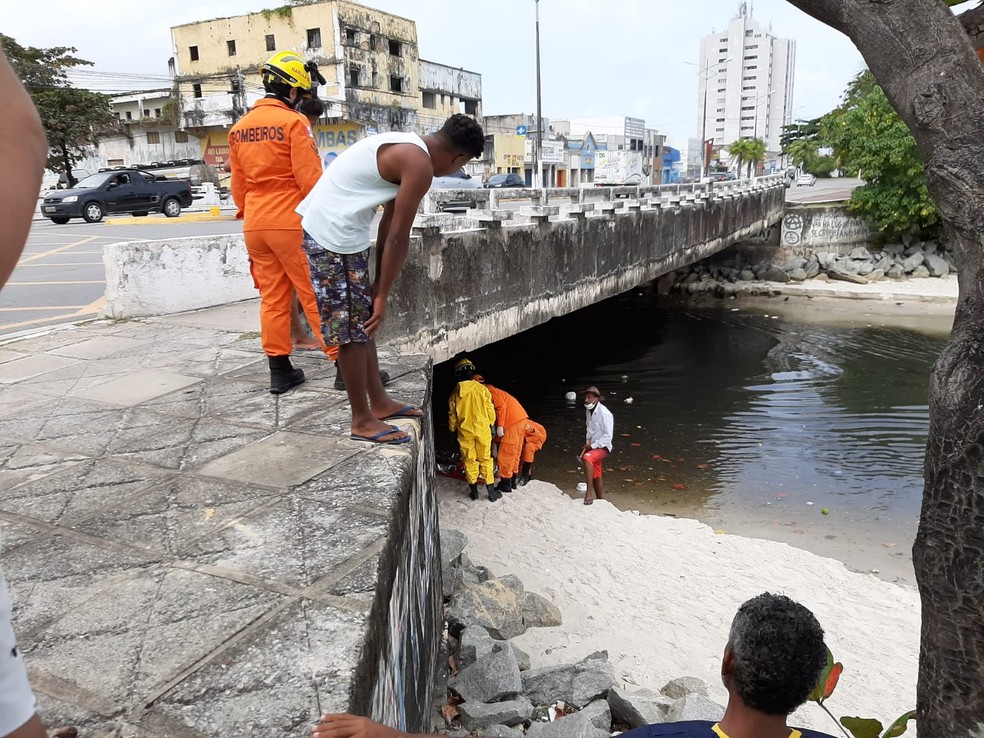 Bombeiros resgataram um homem que estava enterrado vivo, em Maceió — Foto: Derek Gustavo/Acta