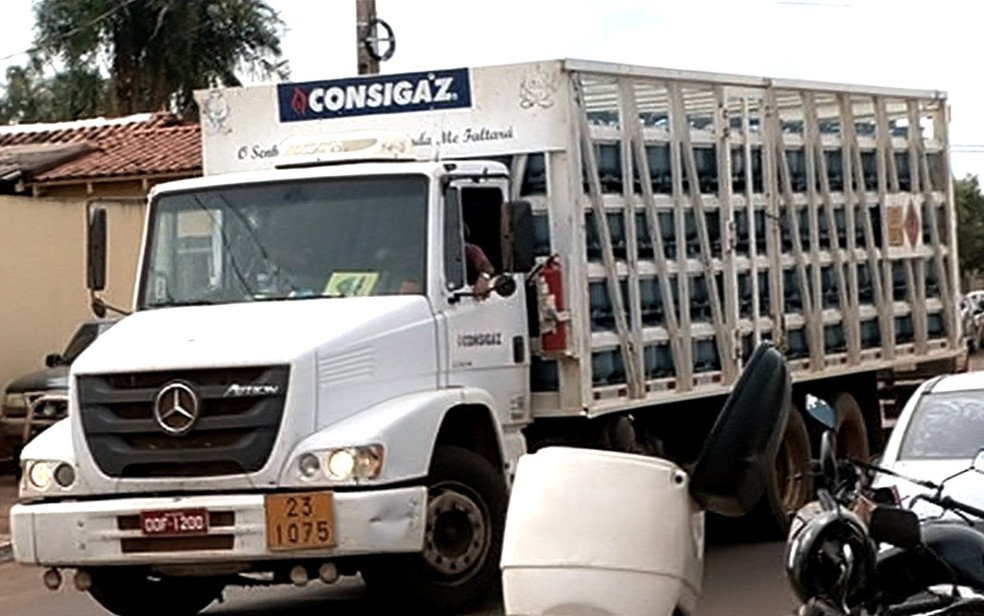 Caminhoneiros liberam caminhÃ£o de gÃ¡s em JataÃ­, apÃ³s acordo (Foto: TV Anhanguera/ ReproduÃ§Ã£o)