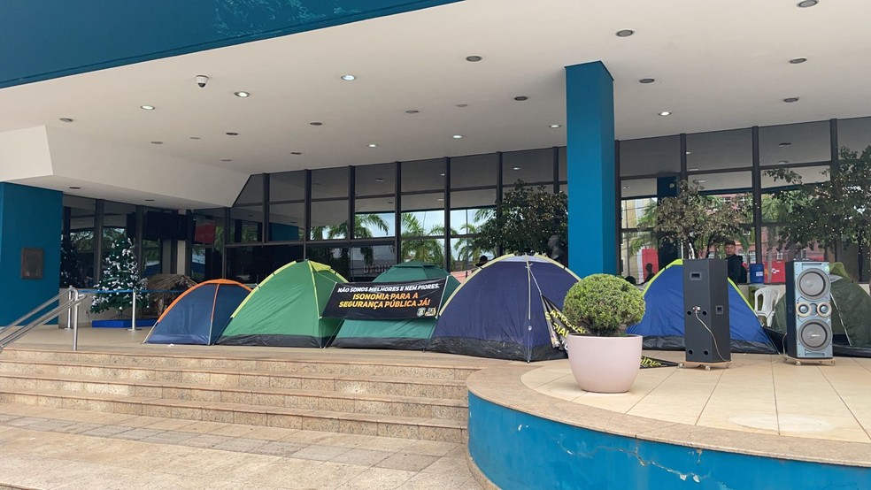 Policiais penais desfizeram acampamento na Aleac após fazer acordo com governo sobre lei orgânica  — Foto: Ana Paula Xavier/Rede Amazônica Acre
