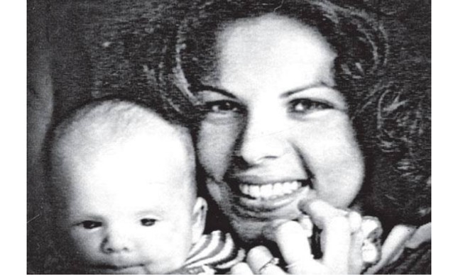 Eliane de Grammont com sua bebê, Liliane, em 1980
