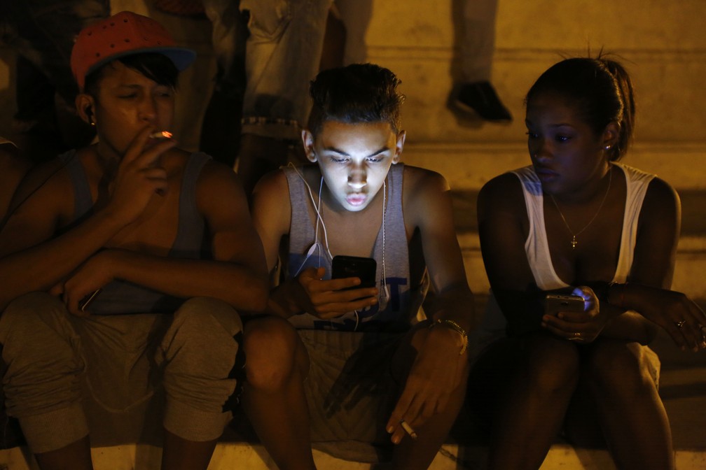 Imagem de arquivo mostra jovem usando rede de wifi de hotel cinco estrelas em Havana para navegar na internet — Foto: Desmond Boylan/AP Photo