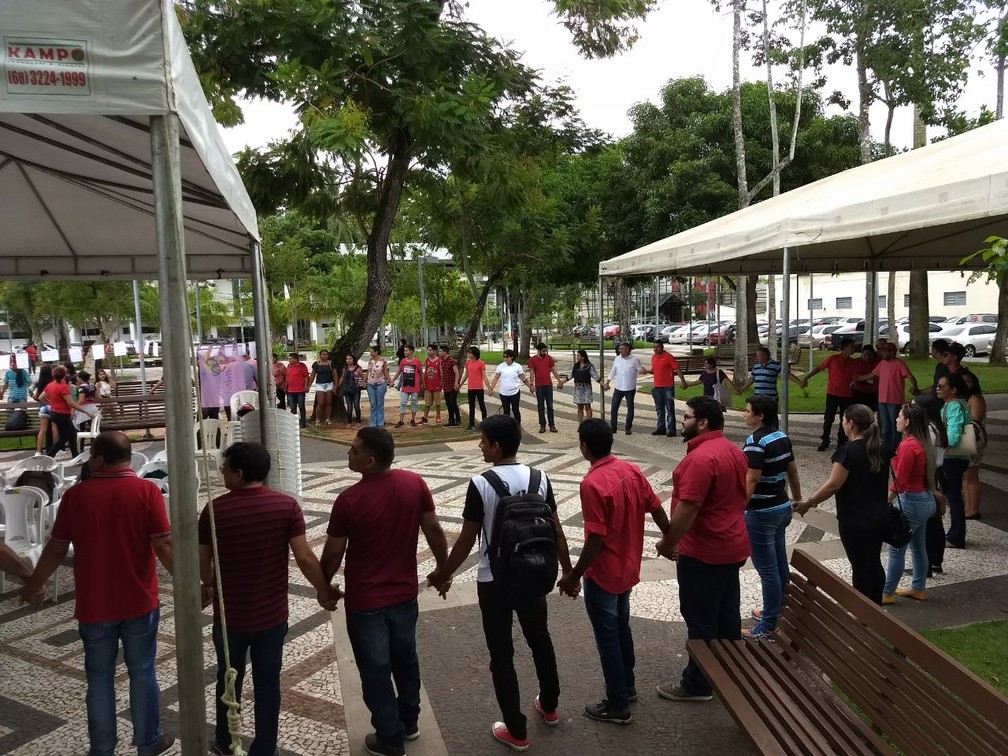 Em Rio Branco, manifestantes fazem oração em apoio ao ex-presidente Lula (Foto: Aline Nascimento/G1)