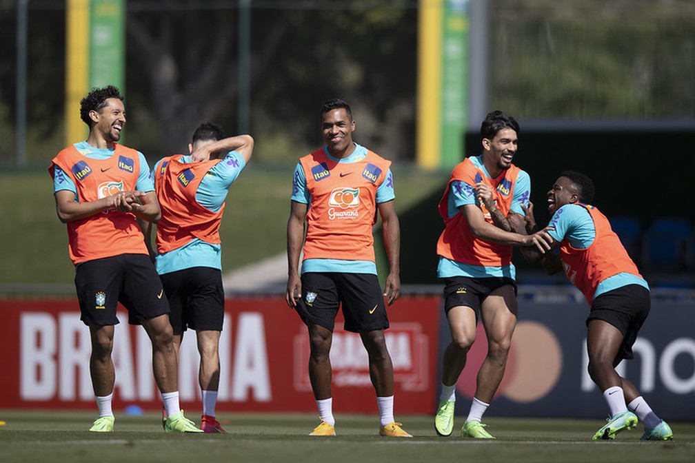Jogadores da seleção brasileira se divertem em treino — Foto: Lucas Figueiredo / CBF