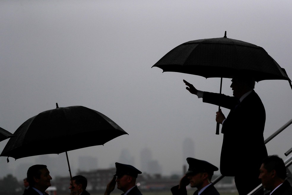 O presidente dos EUA, Donald Trump, acena ao chegar no 'Dallas Love Field' para participar da convenção da Associação Nacional de Rifle (NRA), em Dallas, Texas (Foto: Carlos Barria/Reuters)