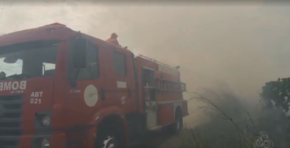 Caminhão do Corpo de Bombeiro em ação para conter as chamas na BR-421 em Ariquemes. (Foto: Reprodução/Rede Amazônica)