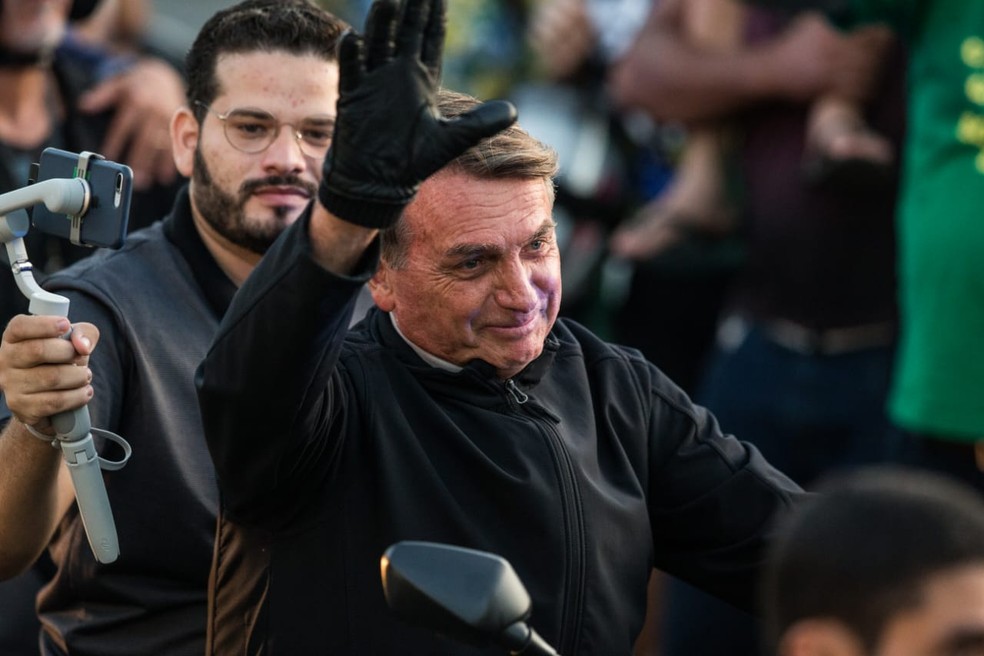 Bolsonaro acena para os apoiadores durante "motociata" em Fortaleza — Foto: Thiago Gadelha