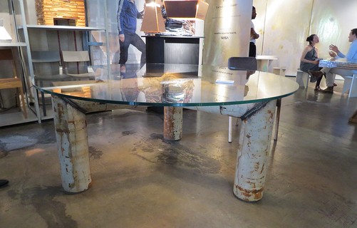 Tubulações antigas e detonadas, encontradas em uma fábrica da Piet Hein Eek, formam a mesa com edição limitada, até o estoque dos tubos acabar