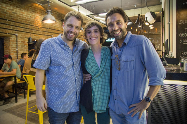 João Velho com a diretora Nathalia Warth e o irmão, Thomaz Velho (Foto: Marília Cabral/TV Globo)