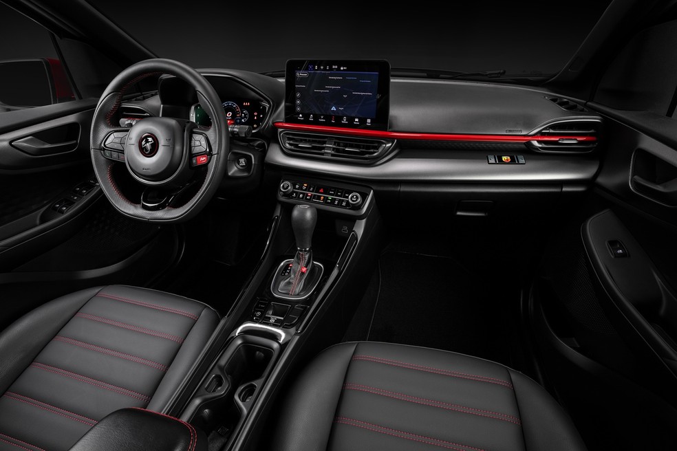 O interior do Pulse Abarth é caprichado e tem acabamento vermelho — Foto: Divulgação