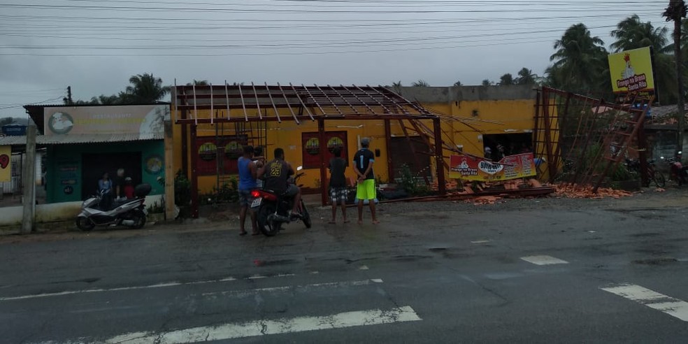 Telhado que caiu havia sido ampliado nos últimos dias — Foto: Carolina Sanches / TV Gazeta