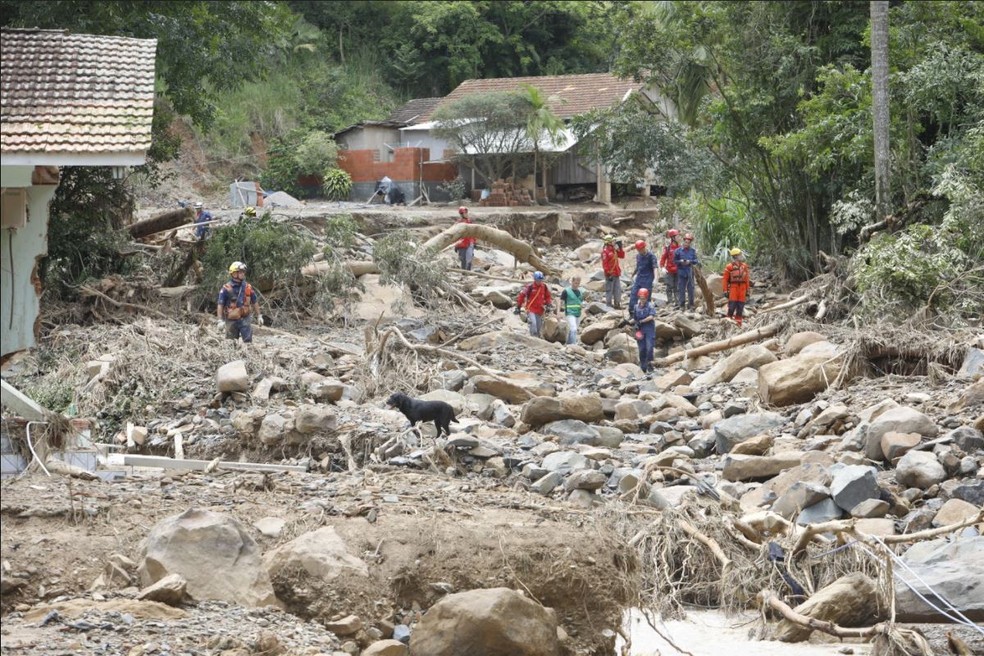 Bombeiros trabalham no Bairro Revólver em Presidente Getúlio na sexta- feira (18) — Foto: Patrick Rodrigues/NSC