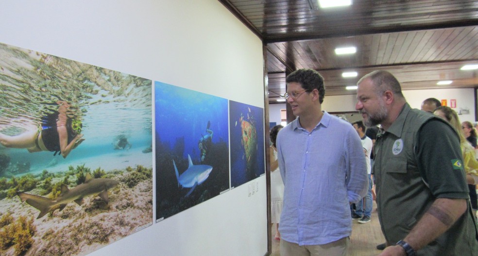 O ministro Ricardo Salles obssrvou a exposição fotográfica com o chefe do ICMBio João Rocha  — Foto: Arquivo/Ana Clara Marinho/TV  Globo