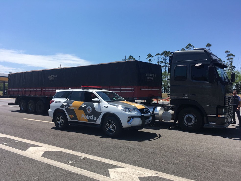 Caminhão com drogas foi abordado em Porangaba — Foto: Polícia Militar/Divulgação