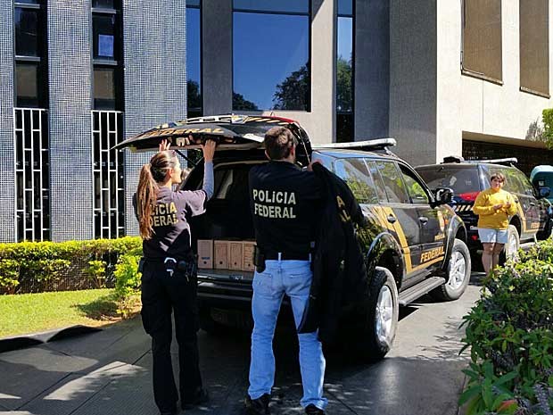 Policiais federais chegam com documentos apreendidos à superintendência da PF em Brasília (Foto: Vianey Bentes/TV Globo)