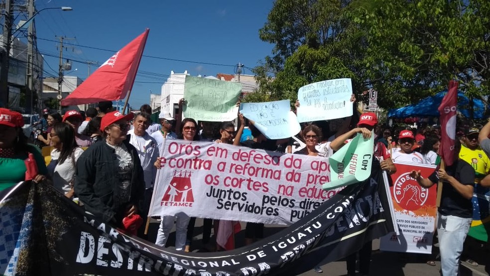 IGUATU, 9h15: Manifestantes se reúnem na Praça Gonçalves de Carvalho — Foto: Honório Barbosa/SVM