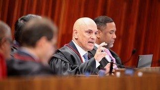 O presidente do TSE, ministro Alexandre de Moraes, durante último dia do julgamento que condenou Jair Bolsonaro à inelegibilidade, nesta sexta-feira (30) — Foto: Alejandro Zambrana/secom/TSE