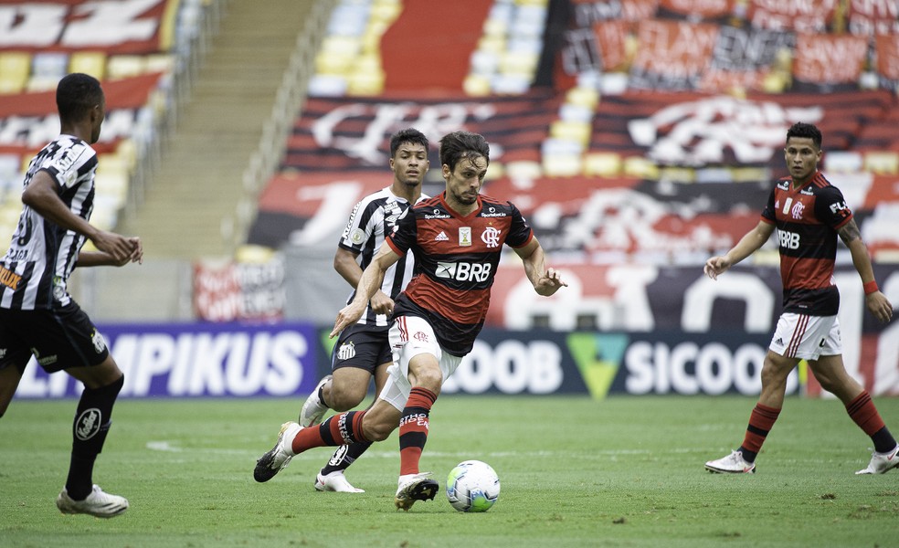 Rodrigo Caio na partida contra o Santos — Foto: Alexandre Vidal/Flamengo