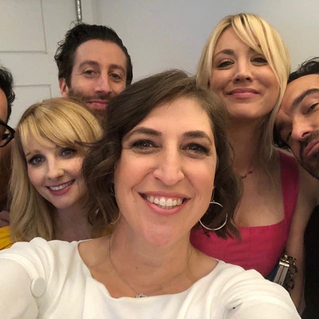 A atriz Mayim Bialik com o elenco de The Big Bang Theory (Foto: Reprodução Instagram)