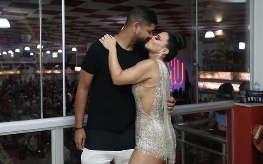 Viviane Araújo beija muito o marido em ensaio na quadra da Salgueiro