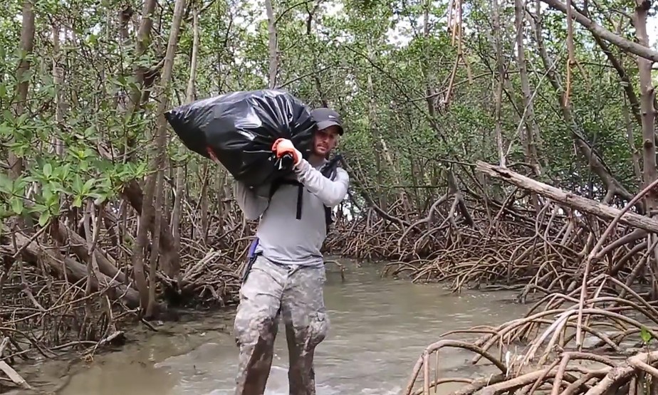 Andrew Otazo, voluntário que retira lixo dos manghezais de Miami