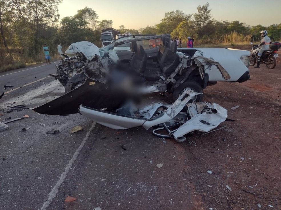 Caminhonete envolvida no acidente ficou destruída — Foto: Divulgação