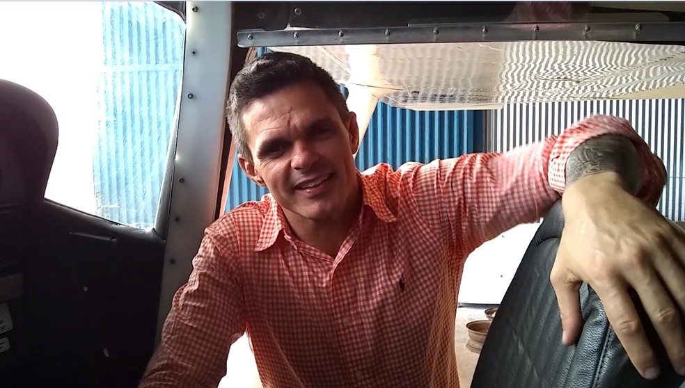 Erick Rocha, proprietário do Cessna 182, foi quem fez o convite para seu Geraldo — Foto: Jheniffer Núbia 