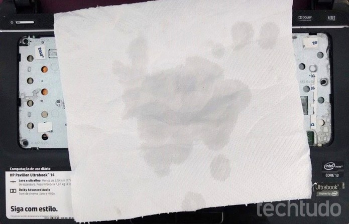 Líquido derrubado no notebook sendo absorvido com papel toalha (Foto: Raquel Freire/TechTudo)