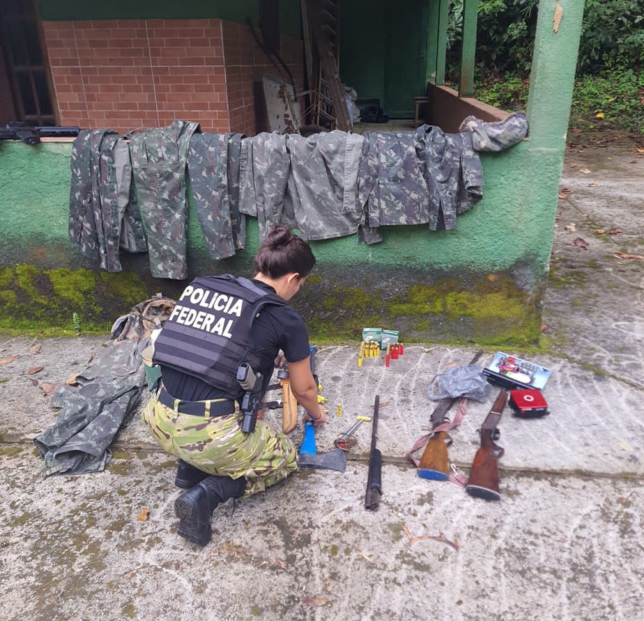 Policia Federal  apreendeu armas e roupas camufladas durante operação em Apa de Tinguá
