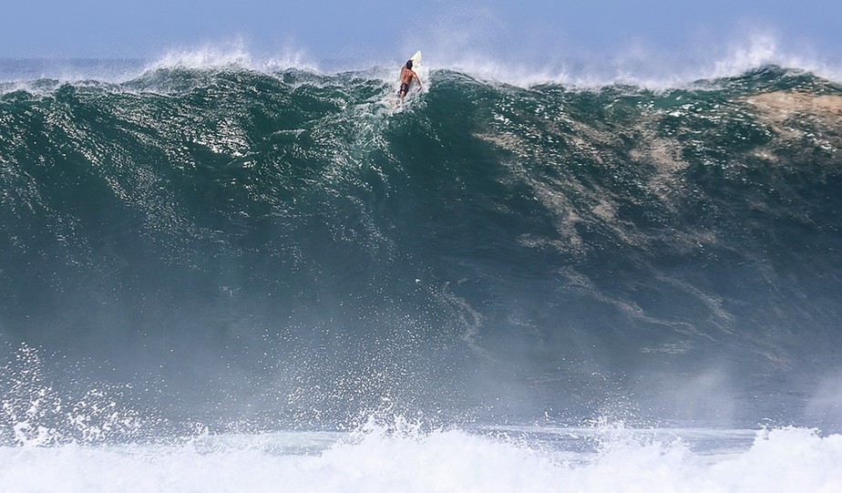 O surfista Daniel Rodrigues no alto da onda gigante, em Itacoatiara